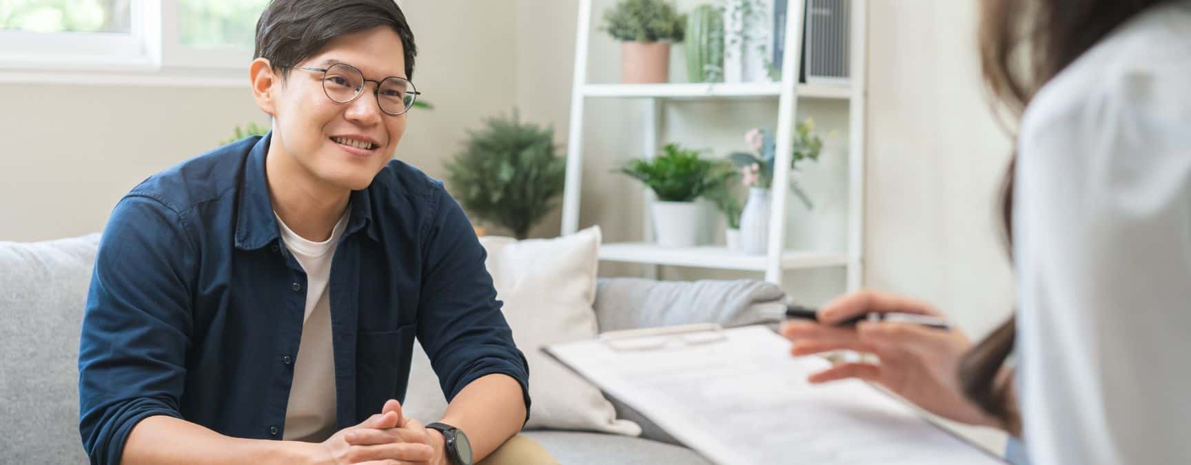 Specialist speaking with a client about PHP or IOP for bipolar disorder.