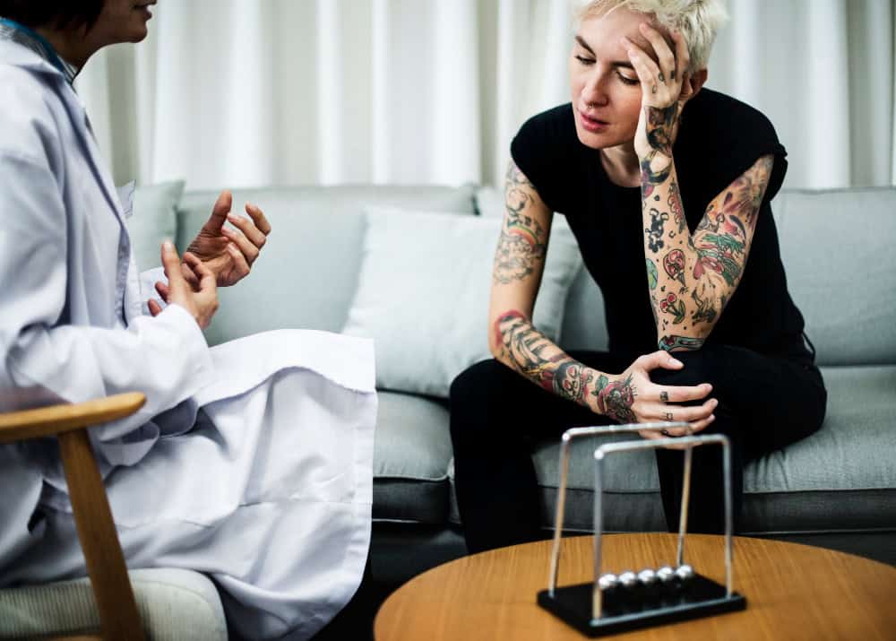 Woman discussing emotional challenges with a therapist while exploring how addictive kratom is.